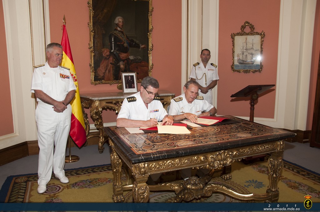 El acuerdo ha sido firmado entre el almirante Gonzalo Rodríguez González-Aller, por parte de la Fundación, y el Hermano Mayor de la cofradía California, Juan Carlos de la Cerra Martínez, en el Vestíbulo de Honor del Museo Naval de Madrid